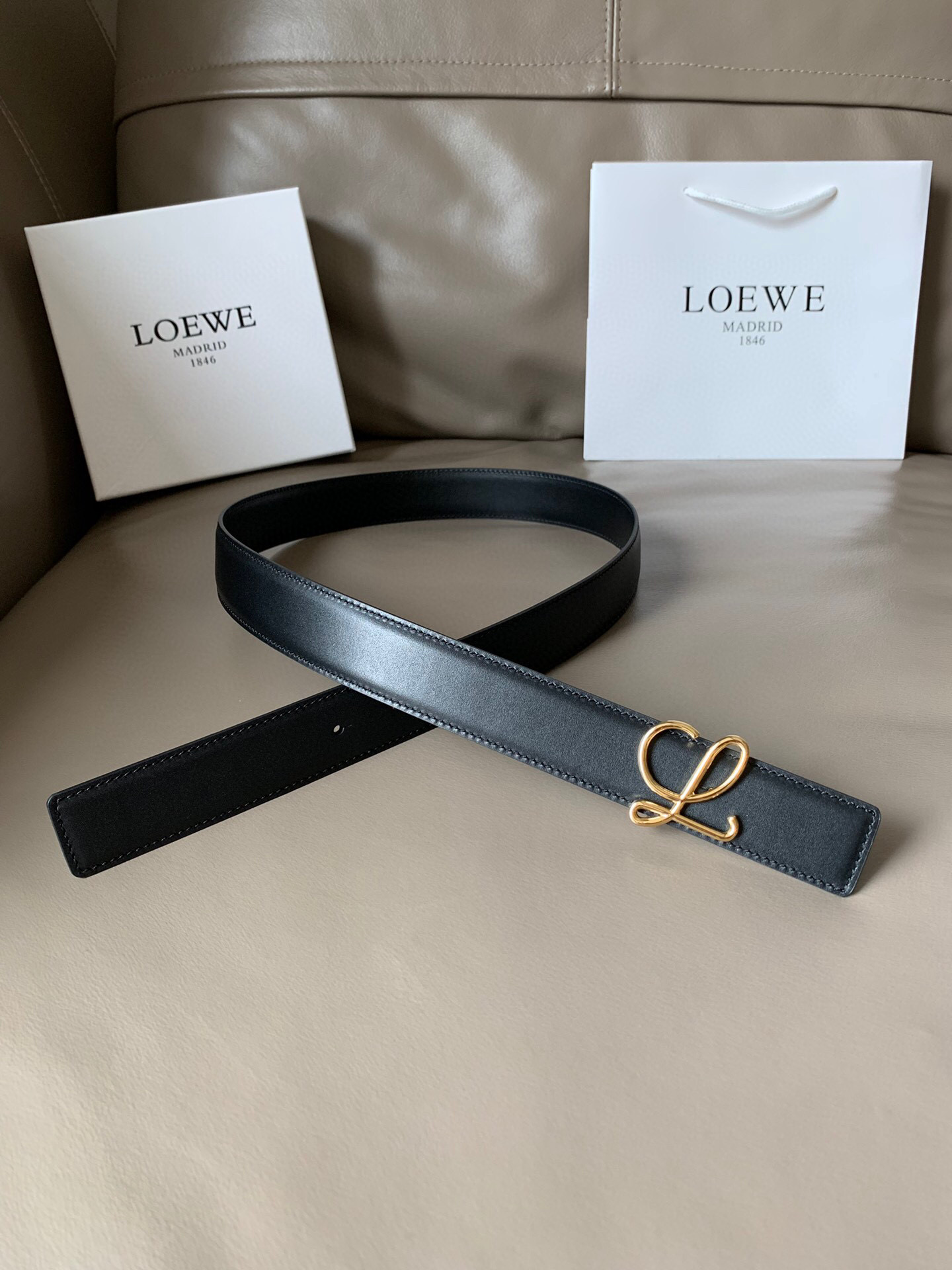 loewe(罗意威) 专柜同款 这款双面腰带配有anagram图案带扣,选用